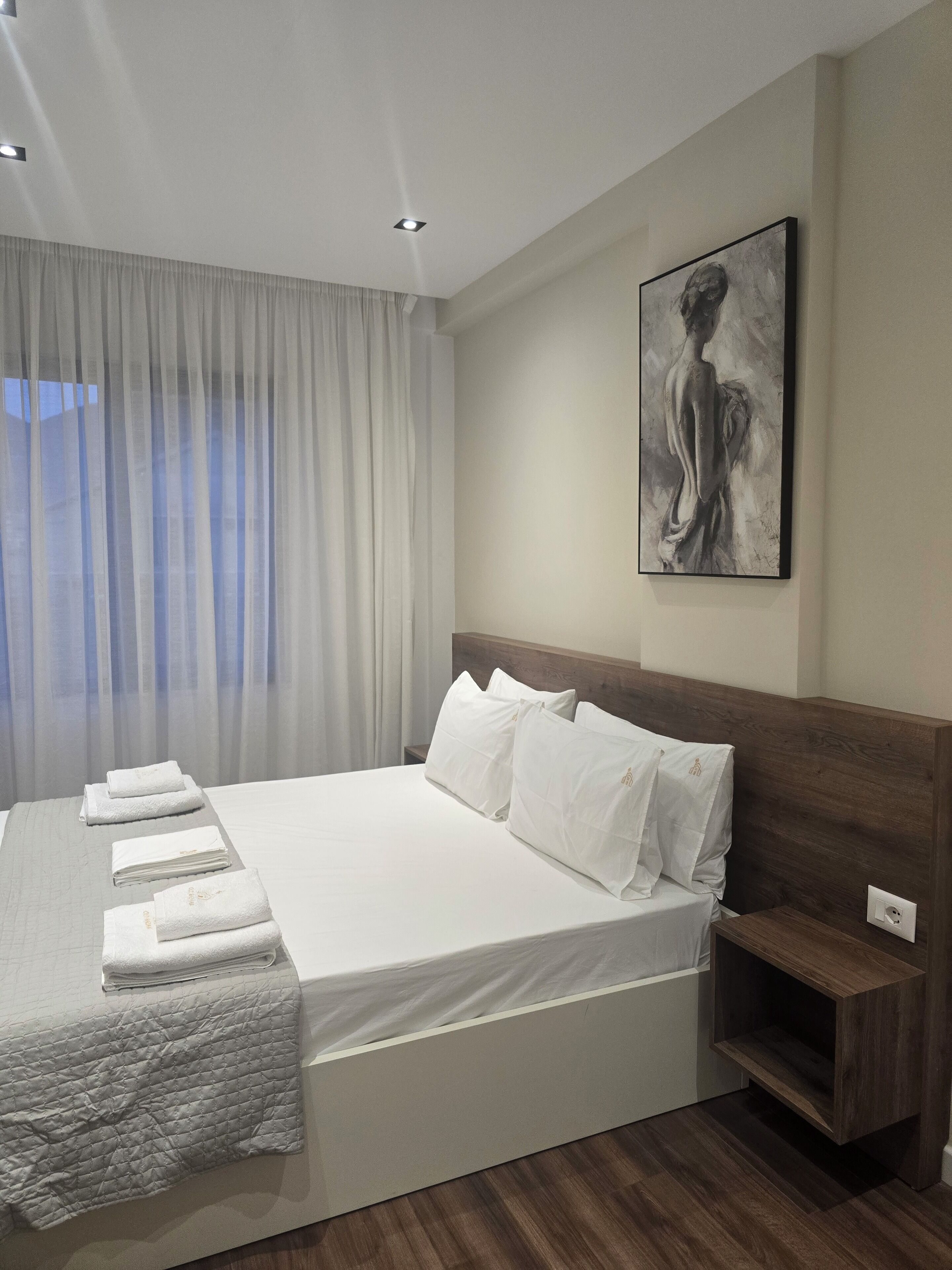 Familienapartment, Balkon, Stadtblick | Schreibtisch, laptopgeeigneter Arbeitsplatz, Bügeleisen/Bügelbrett