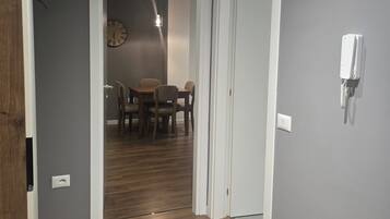 Apartamento familiar, balcón, vistas a la ciudad | Interior