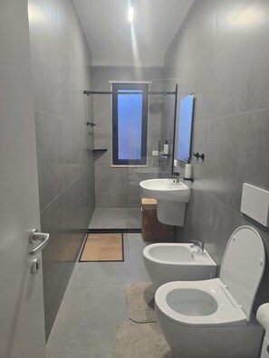 Familienapartment, 1 Schlafzimmer, Stadtblick | Badezimmer | Dusche, kostenlose Toilettenartikel, Haartrockner, Handtücher