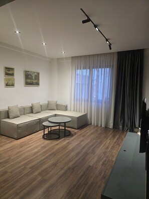 Familienapartment, 1 Schlafzimmer, Stadtblick | Wohnbereich