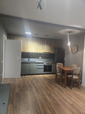 Familie appartement, 1 slaapkamer, uitzicht op stad | Privékeuken | Een koelkast/vriezer, een magnetron, een oven, een kookplaat