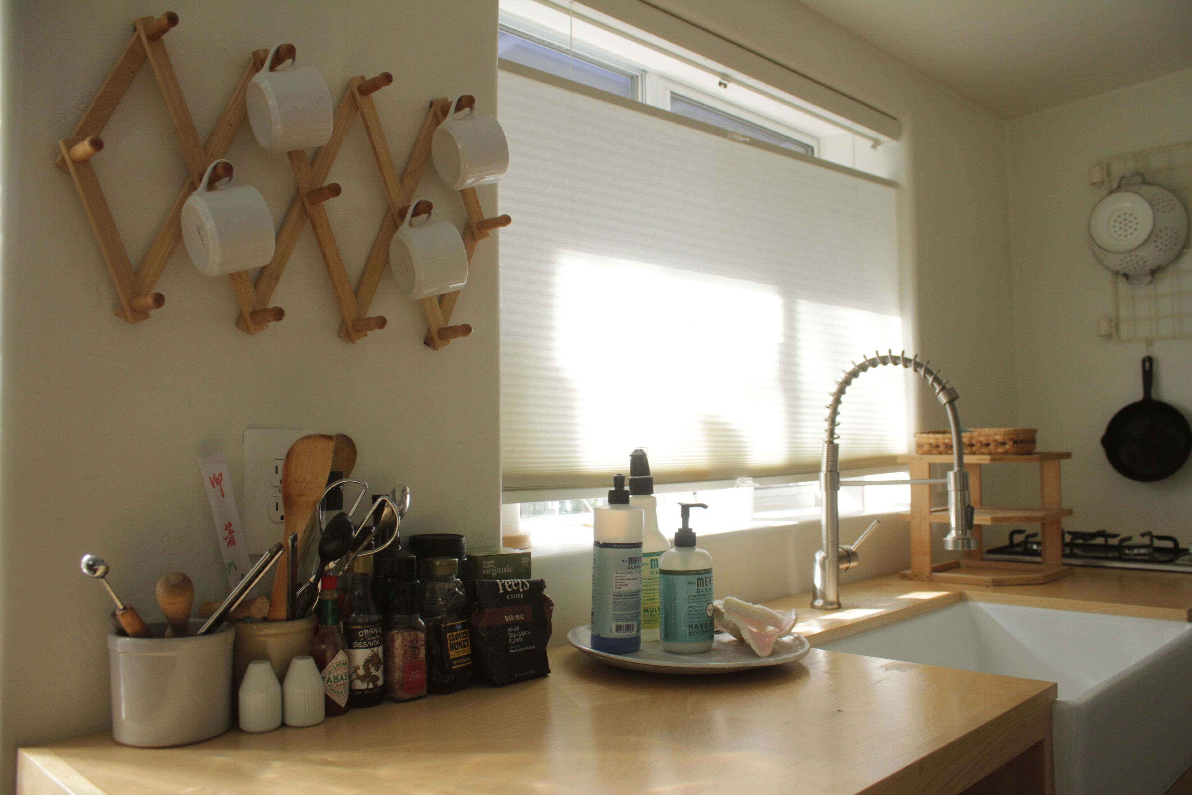 Refrigerador, microondas, parrilla de estufa y cafetera y tetera 