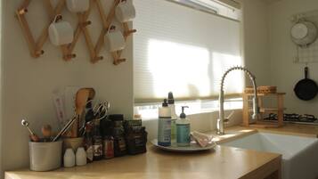 Refrigerador, microondas, parrilla de estufa y cafetera y tetera