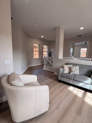 Interior - 3 bedroom, 3 bathroom condo in gorgeous Naples with Sunset Views! (Naples)