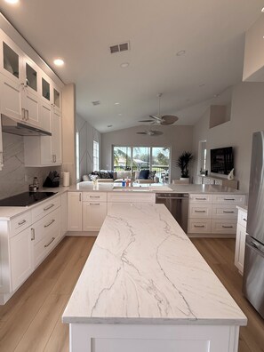 Private kitchen - 3 bedroom, 3 bathroom condo in gorgeous Naples with Sunset Views! (Naples)