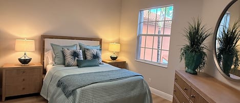 Tabla de planchar con plancha, wifi y ropa de cama