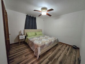 3 chambres, fer et planche à repasser, Wi-Fi, draps fournis