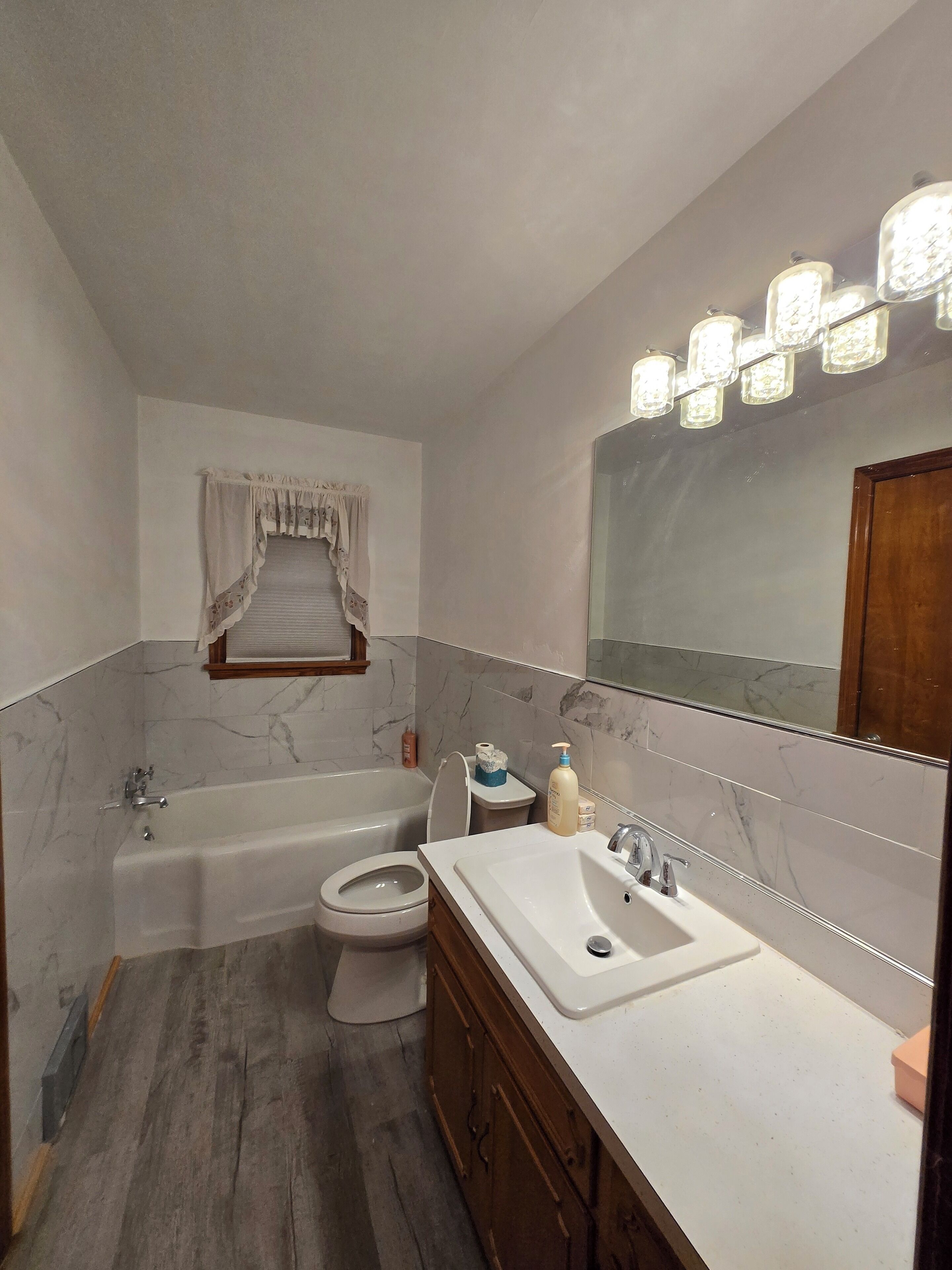 Asciugacapelli, asciugamani, sapone, carta igienica