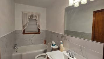 SĂšche-cheveux, serviettes fournies, savon, papier toilette