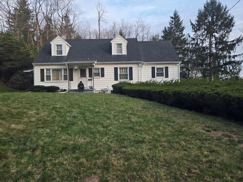 Peaceful and newly renovated 3-bedroom house with AC in charming Hill top