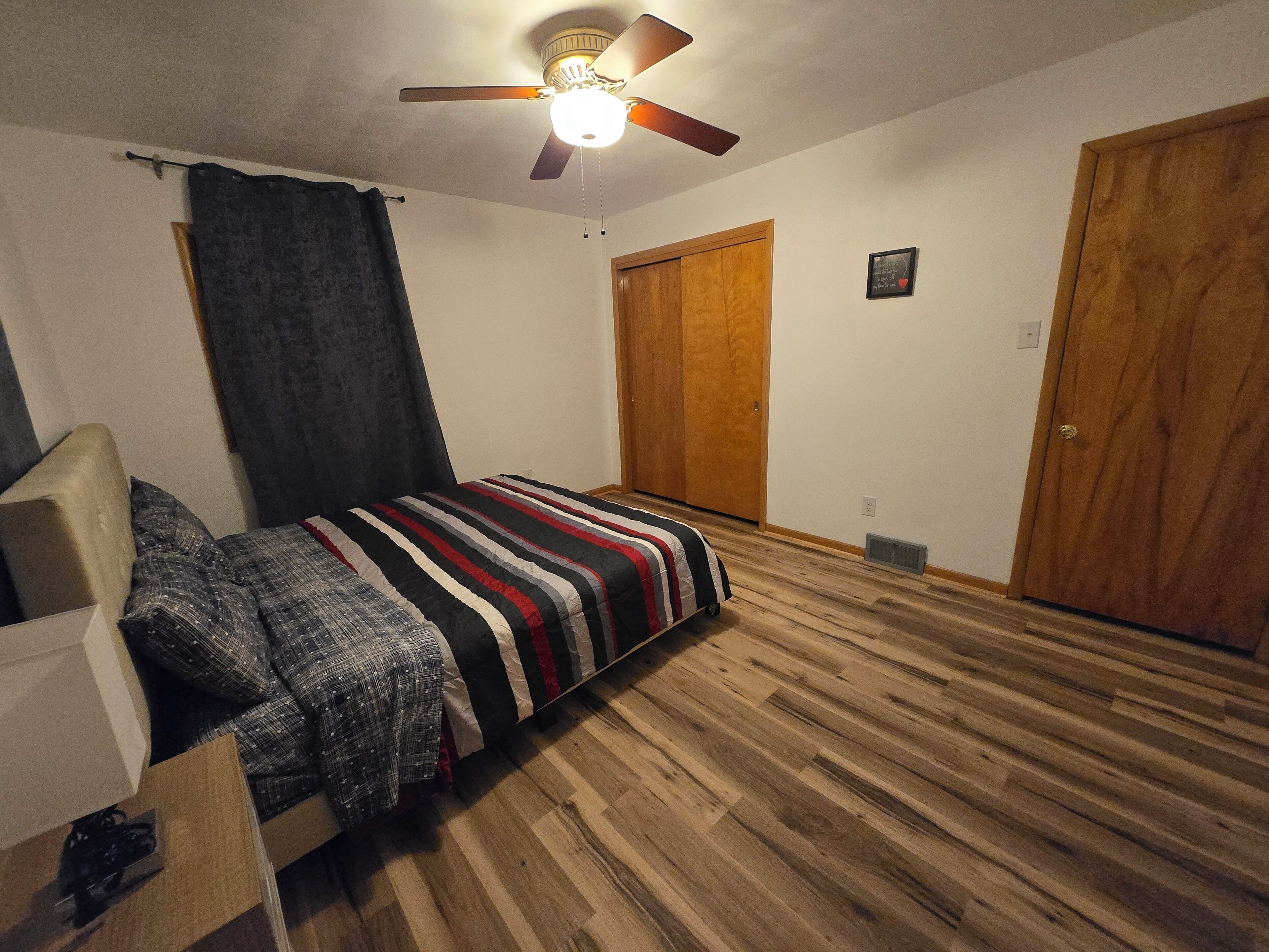 3 chambres, fer et planche à repasser, Wi-Fi, draps fournis