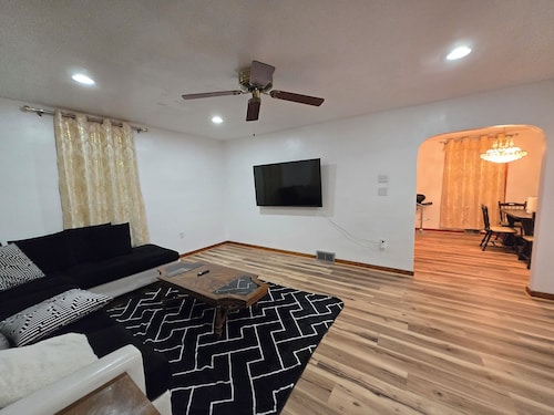 Peaceful, spacious and newly renovated house with AC in charming Hill top