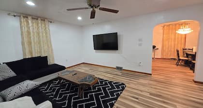 Peaceful, spacious and newly renovated house with AC in charming Hill top