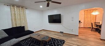 Peaceful, spacious and newly renovated house with AC in charming Hill top