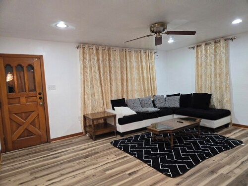 Peaceful and newly renovated 3-bedroom house with AC in charming Hill top