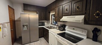 Peaceful and newly renovated 3-bedroom house with AC in charming Hill top