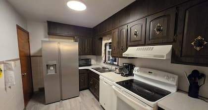 Peaceful and newly renovated 3-bedroom house with AC in charming Hill top