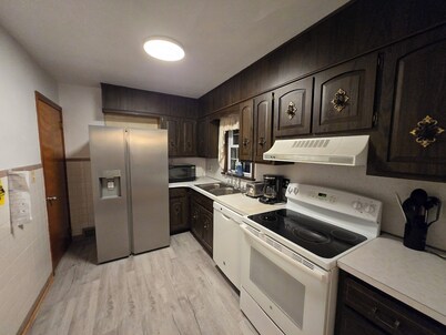 Peaceful, spacious and newly renovated house with AC in charming Hill top