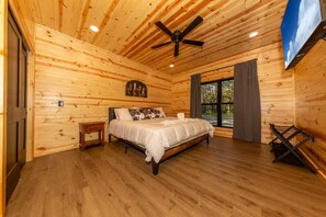 4 bedrooms, iron/ironing board, WiFi, bed sheets - Shay's Western Luxury Retreat-Hot Tub-Sleeps 16 in Logan close to Old Man’s Cave (Logan)