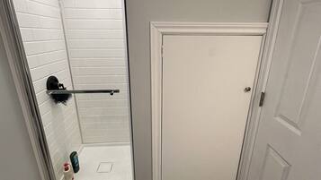 Ducha, secador de pelo, toallas, jabón