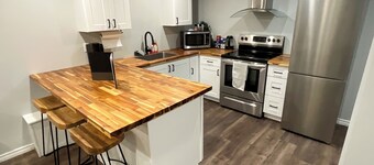 Cozy Basement Apartment (700 sq ft) with Full Kitchen