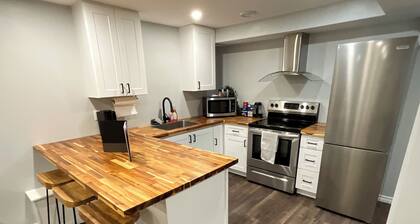Cozy Basement Apartment (700 sq ft) with Full Kitchen