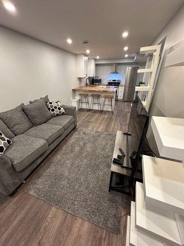 Cozy Basement Apartment (700 sq ft) with Full Kitchen