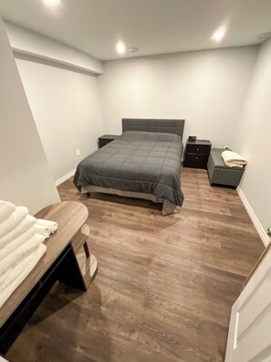 1 bedroom, iron/ironing board, WiFi, bed sheets - Cozy Basement Apartment (700 sq ft) with Full Kitchen (Orangeville)