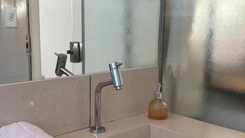 Eenvoudige suite | Badkamer | Een douche, gratis toiletartikelen, een haardroger, handdoeken