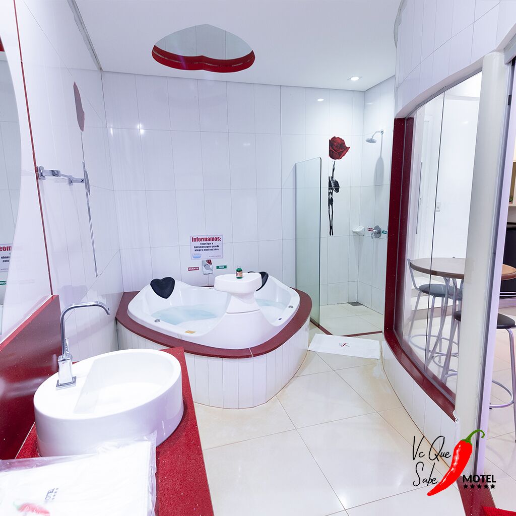 Un baño moderno con jacuzzi, ducha y lavamanos.