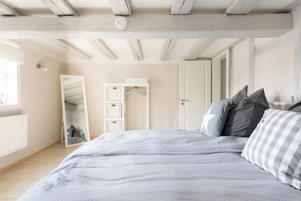 2 chambres, bureau, fer et planche à repasser, accès au Wi-Fi (inclus)