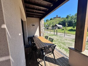 Outdoor dining - New apartment T3 Génos Loudenvielle 50 m from the lake, 100 m² private garden (Génos)