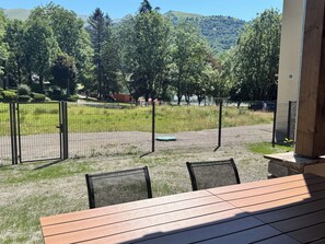 Outdoor dining - New apartment T3 Génos Loudenvielle 50 m from the lake, 100 m² private garden (Génos)
