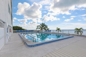 Pool - Salt Life  2Bed/2Bath Beachfront Condo with Pool & Elevator Access (Marathon)