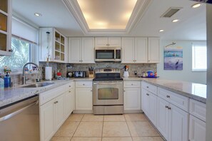 Stovetop, coffee/tea maker, cookware/dishes/utensils, ice maker - Salt Life  2Bed/2Bath Beachfront Condo with Pool & Elevator Access (Marathon)