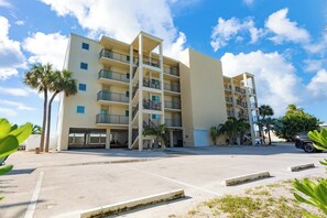 Exterior - Salt Life  2Bed/2Bath Beachfront Condo with Pool & Elevator Access (Marathon)