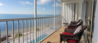 Salt Life  2Bed/2Bath Beachfront Condo with Pool & Elevator Access