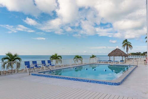 Salt Life  2Bed/2Bath Beachfront Condo with Pool & Elevator Access