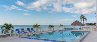 Salt Life  2Bed/2Bath Beachfront Condo with Pool & Elevator Access