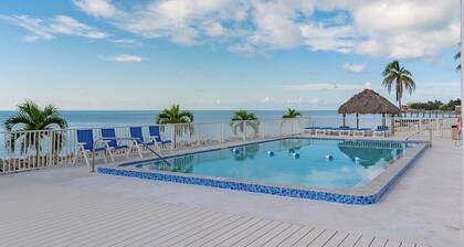 Salt Life 2Bed/2Bath Beachfront Condo with Pool & Elevator Access