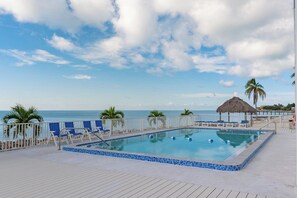Pool - Salt Life  2Bed/2Bath Beachfront Condo with Pool & Elevator Access (Marathon)