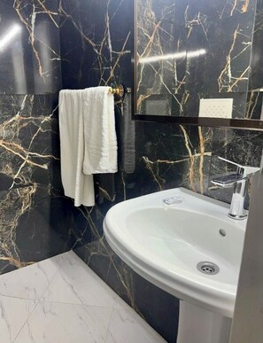 Shower, free toiletries, towels, soap - Safsaf Hotel (Annaba)