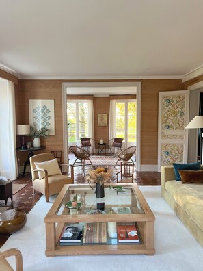 Tv, pejs, bøger, computerskærme