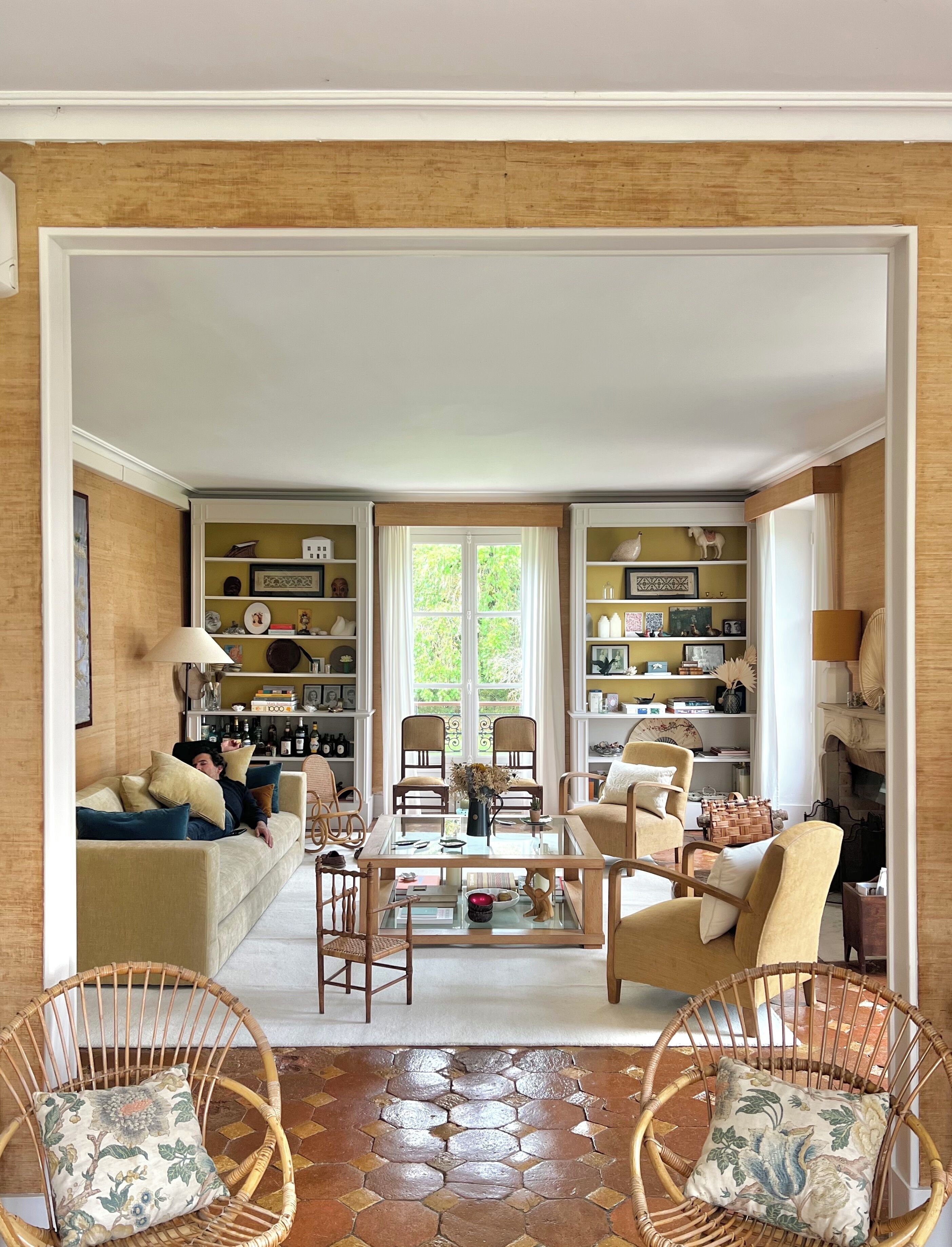 Televisión, chimenea, libros y monitor de computadora 