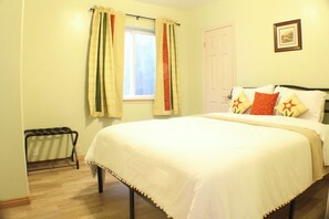 Iron/ironing board, WiFi, bed sheets - 3-bedroom Villa in Hagerman; Just off State St! Walking distance to restaurants. (Hagerman)