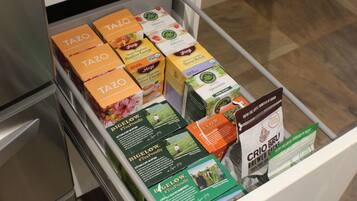 En skuffe fyldt med forskellige te-produkter, herunder mærker som TAZO, YoQit og BIGELOW.