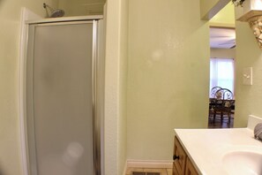 Suihku, hiustenkuivaaja, bidee, pyyhkeet