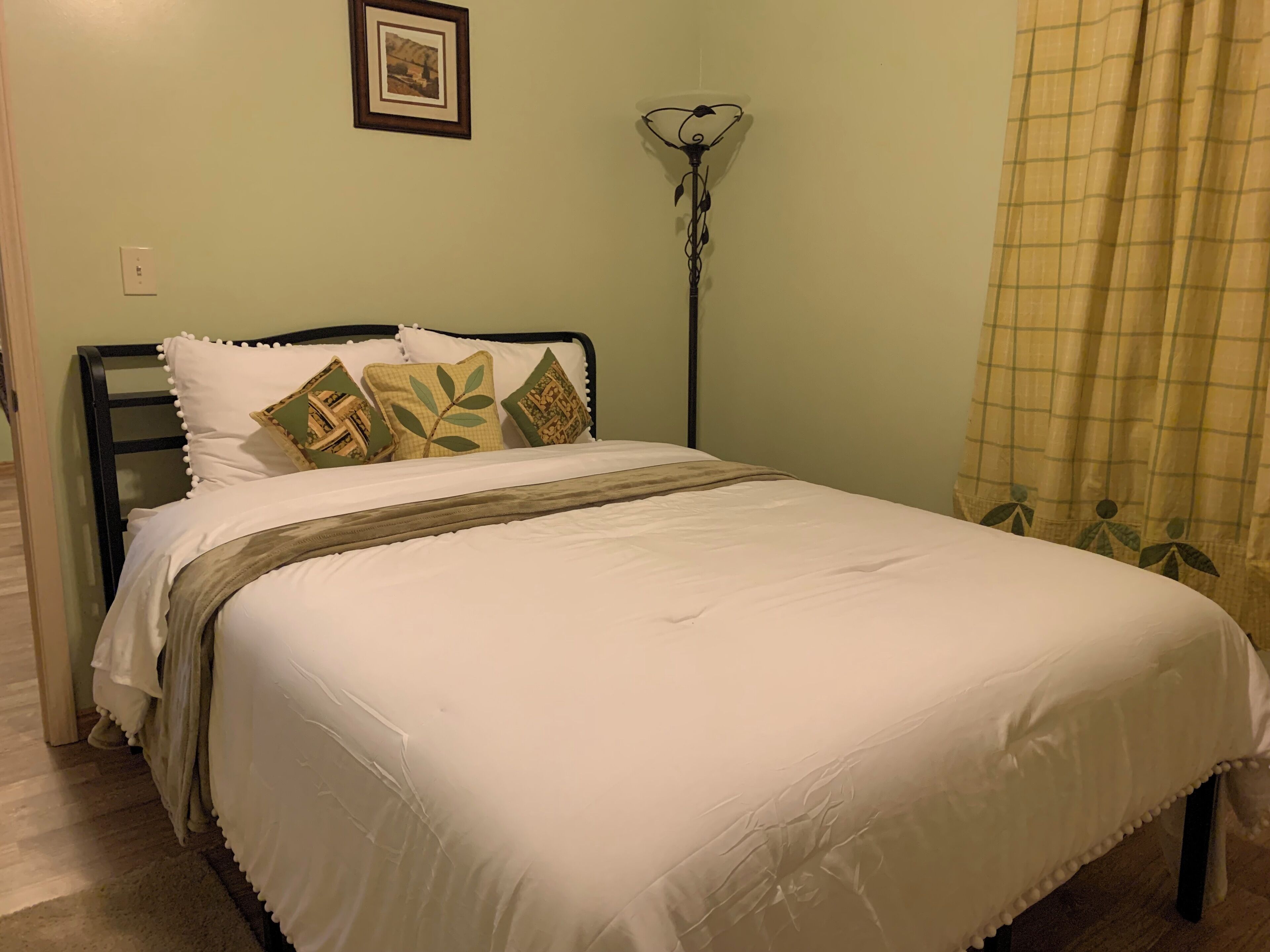 Iron/ironing board, WiFi, bed sheets