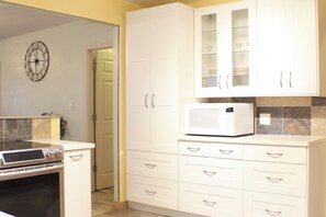 Microwave, oven, stovetop, dishwasher - 3-bedroom Villa in Hagerman; Just off State St! Walking distance to restaurants. (Hagerman)