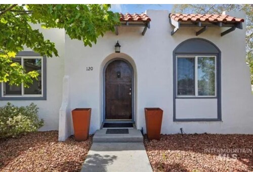La Villa - Hagerman: Within walking distance to many fine local eateries!